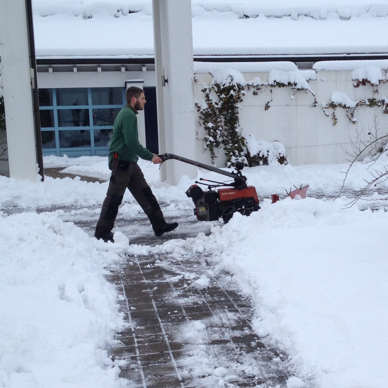 Winterdienst mit Handschneepflug